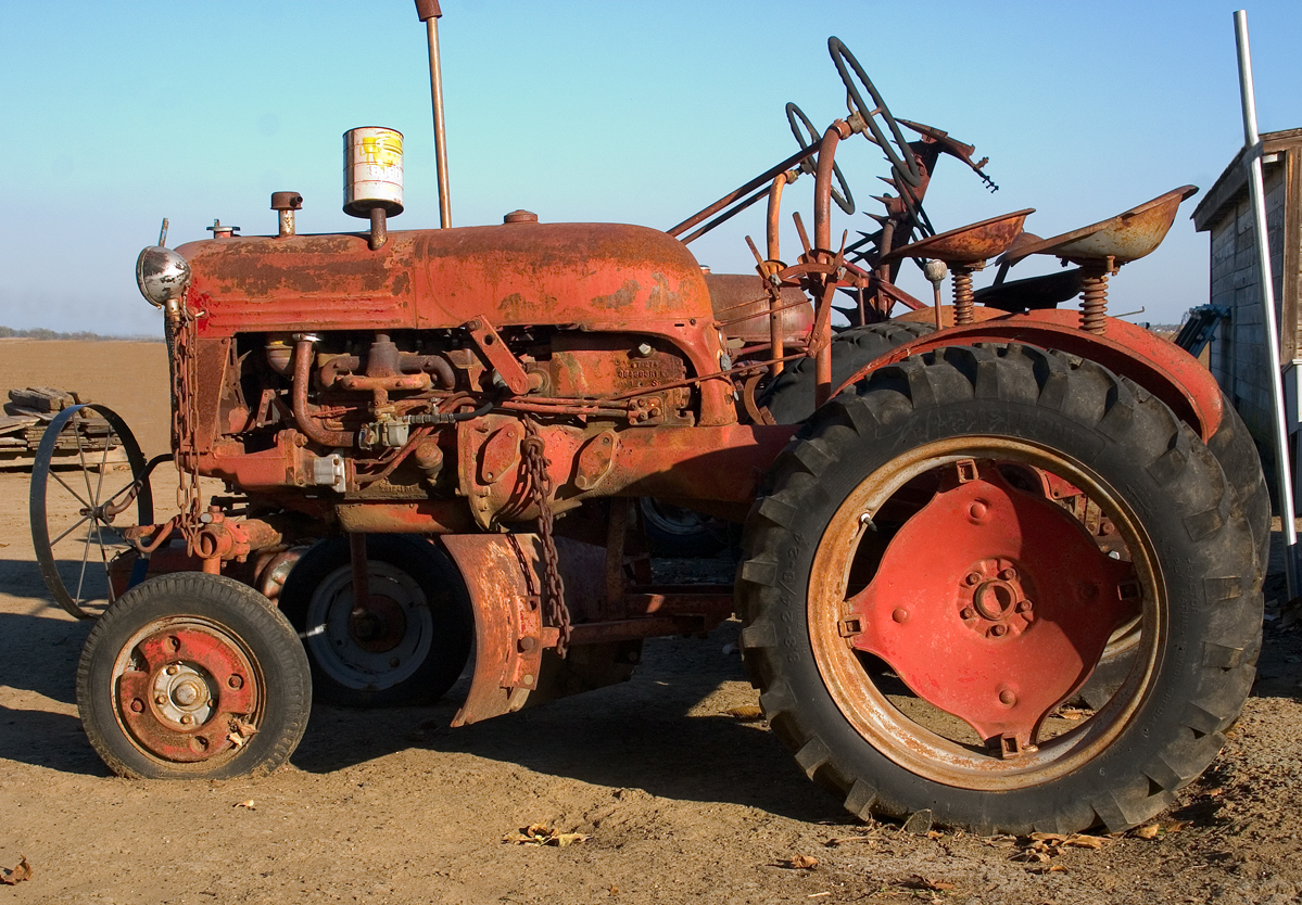 strå skrig Fortrolig Old Red Tractor - Carmel Valley Road Company